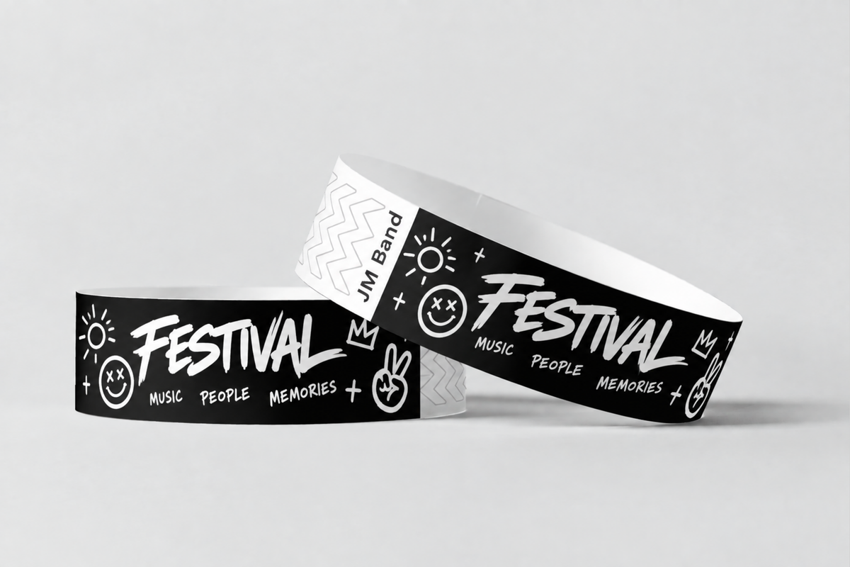 Dwie czarne opaski papierowe z białym nadrukiem festiwalowym