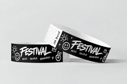 Dwie czarne opaski papierowe z białym nadrukiem festiwalowym