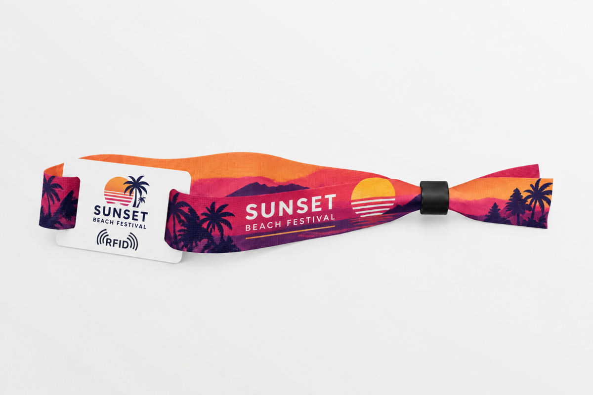 Opaska RFID z tkaniny rPET z pomarańczowym nadrukiem festiwalu na plaży o zachodzie słońca