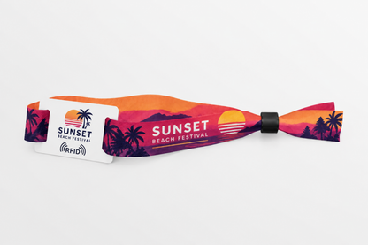 Opaska RFID z tkaniny rPET z pomarańczowym nadrukiem festiwalu na plaży o zachodzie słońca