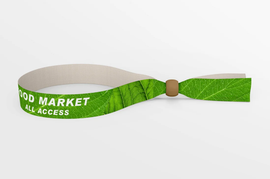 Zielona opaska z tkaniny rPET z nadrukiem w liście i drewnianym zamkiem